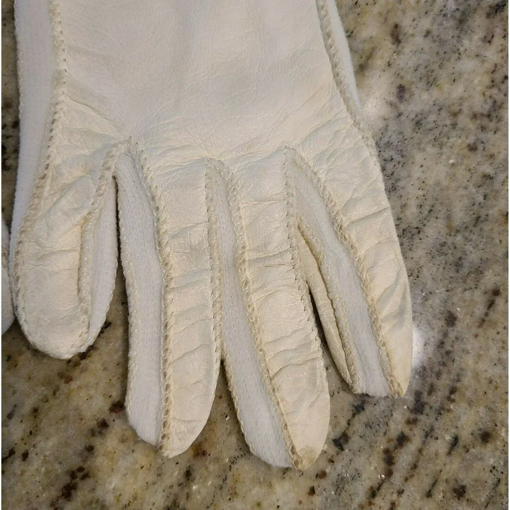 Vintage White Soft Leather Stretch Gloves. Women's M . Button Accent